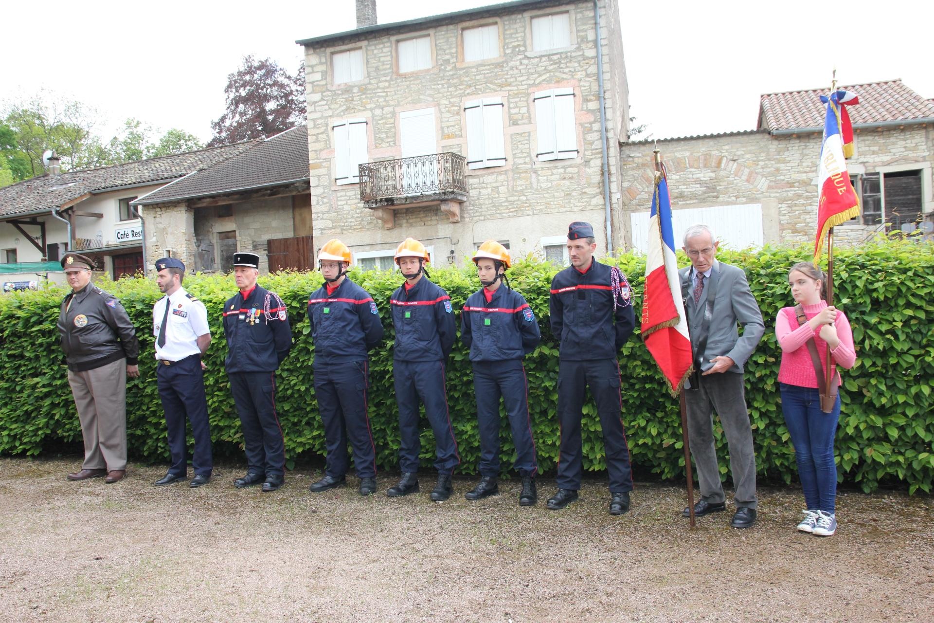 Les représentants des pompiers de Tournus ainsi que les porte-drapeaux et anciens combattants