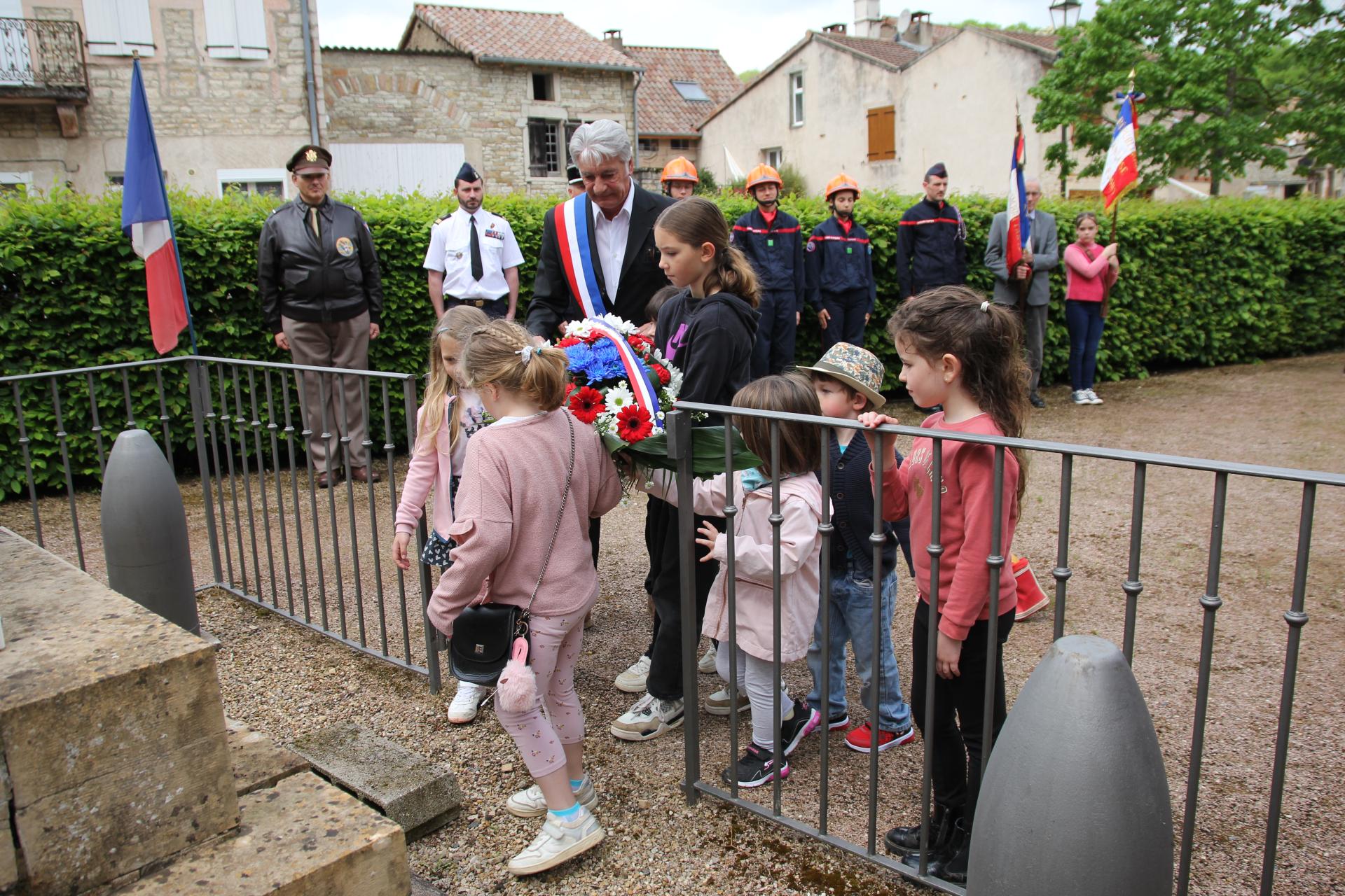 les fleurs sont déposées au pied du monument