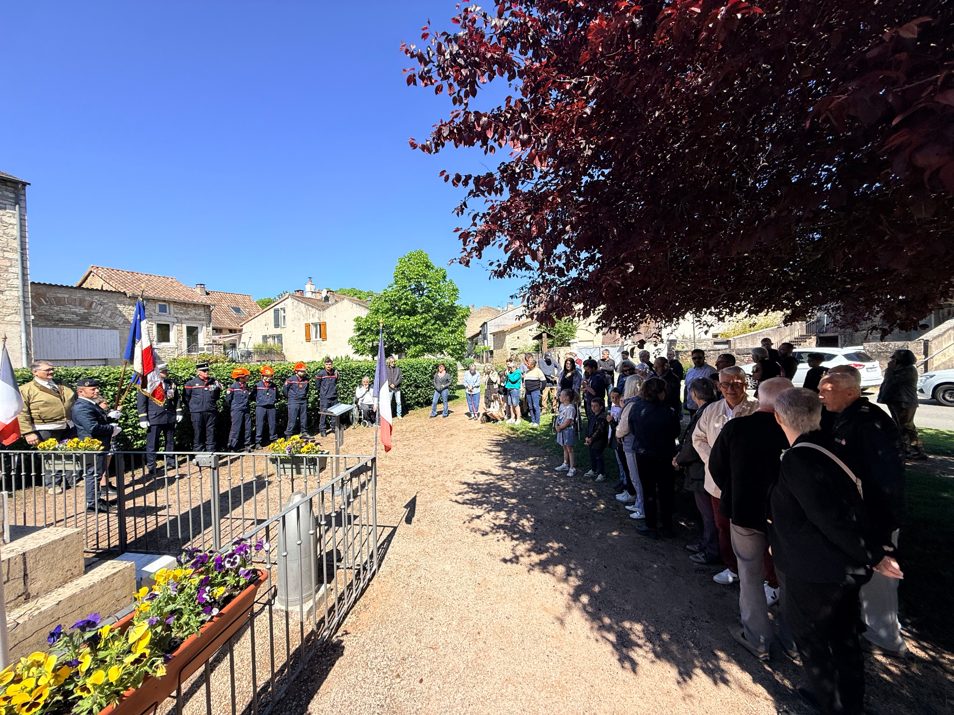 réunion autour du monument aux mort