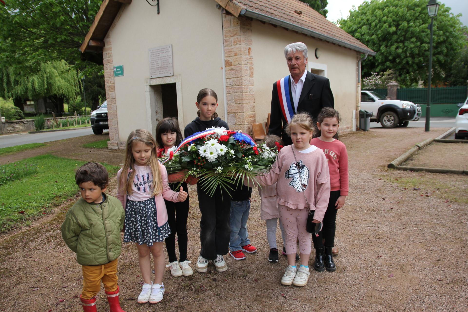 Les enfants qui portent la gerbe de fleurs