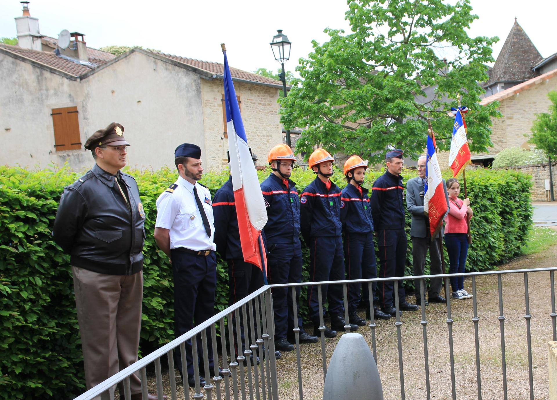 Les pompiers et les portes drapeaux